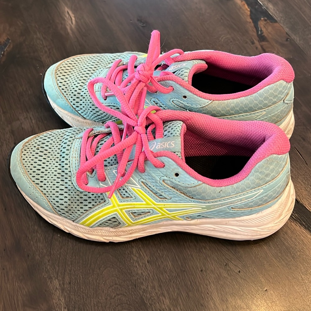 Girls ASICS runners. Size 3 euro 35